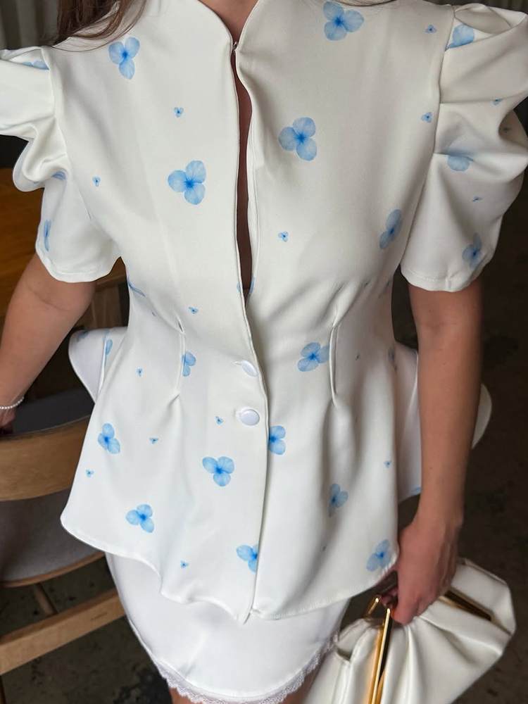 Sewing V - เสื้อผู้หญิงพิมพ์ลายดอกไม้ผ้าซาตินหรูหรา แขนสั้นพอง คอวี ติดกระดุมด้านหน้า ทรงเข้ารูป ชายเสื้อระบาย